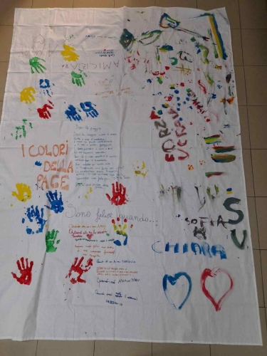 Le coinvolgenti maestre di teatro con i bambini dell'infanzia